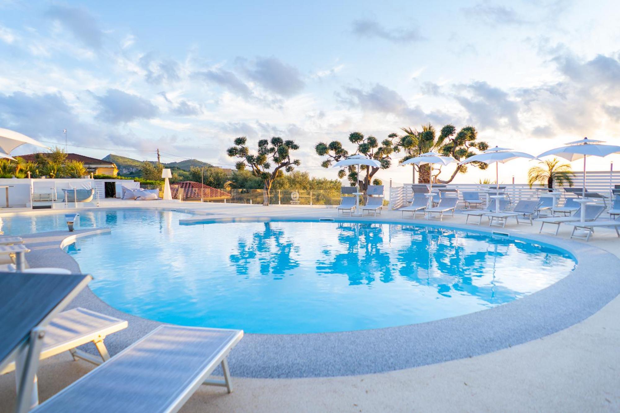 Hotel & Spa Relais Freedom Club マッサ・ルブレンセ エクステリア 写真